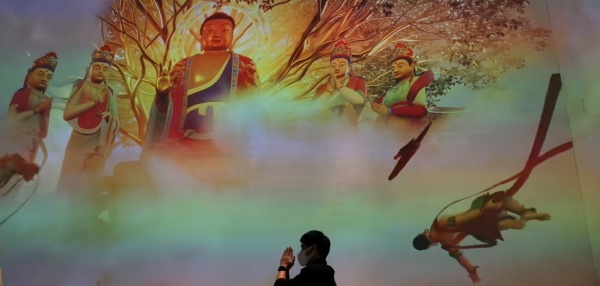 耗資9億的寧波彌勒數(shù)字博物館！年輕人在這里拜佛許愿?。。? />
</p>
<p>
	　　1：“低門檻”的精神慰藉： 
在壓力成為一代人集體印記的今天，年輕人需要一個情緒出口。傳統(tǒng)的宗教儀式過于厚重，而博物館提供的文化氛圍與藝術(shù)美感，恰好構(gòu)成了一個“輕量化”的精神場域。在這里，許愿不必背負沉重的教義，更像是一次與自我內(nèi)心的對話。
</p>
<p>
	　　2：“打卡”背后的身份認同： 
在社交媒體時代，行為本身即是一種表達。在極具美學(xué)設(shè)計的博物館佛前許愿并分享，不僅是一次記錄，更是在宣告：“我是一個有文化品位、同時又懂得生活情趣的人?！?
博物館，成了他們優(yōu)質(zhì)的“社交貨幣”生產(chǎn)地。
</p>
<p style=