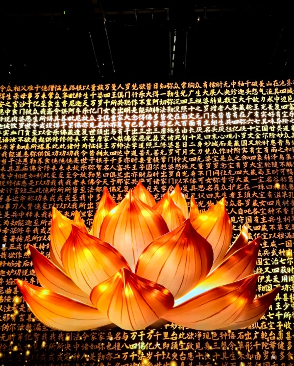 耗資9億的寧波彌勒數(shù)字博物館！年輕人在這里拜佛許愿?。。? />
</p>
<p>
	　　4：生活方式集成賽道——城市更新的“文化會客廳”
</p>
<p>
	　　博物館不應(yīng)是孤島，而應(yīng)成為連接城市文化與生活的樞紐。它的價值，在于能撬動多大的周邊生態(tài)。
</p>
<p>
	　　打造“博物館+”生態(tài)，將周邊的咖啡館、書店、設(shè)計品店、文創(chuàng)街區(qū)整合，形成文化休閑微度假目的地。讓博物館從“一個要去的地方”變成“一個可以待上一天的生活方式”。
</p>
<p style=